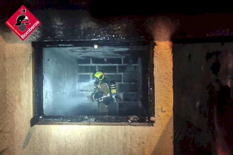 Arde la planta baja de un edificio de tres alturas en Torrevieja