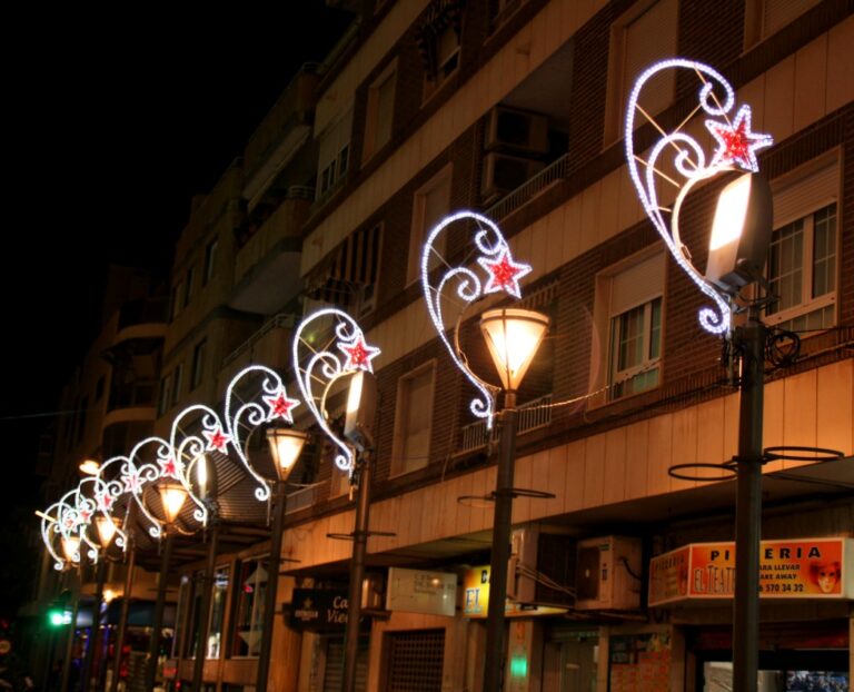 <strong>EL ALUMBRADO DE FIESTAS PATRONALES Y NAVIDAD SE AMPLÍA A 60 CALLES Y PLAZAS DE LA CIUDAD Y REDUCIRÁ EL GASTO ENERGÉTICO MÁS DE UN 30 POR CIENTO</strong>