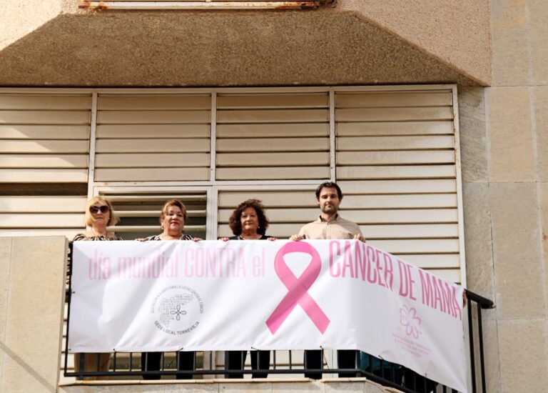 <strong>COLOCADA LA PANCARTA EN LA FACHADA DEL AYUNTAMIENTO CON MOTIVO DEL DÍA MUNDIAL DE LA LUCHA CONTRA EL CÁNCER DE MAMA</strong>