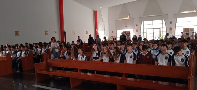 Acuden a la Misa del Peregrino en la parroquia del Sagrado Corazón los alumnos de bachillerato del colegio La Purísima- Carmelitas de Torrevieja ganando el Jubileo