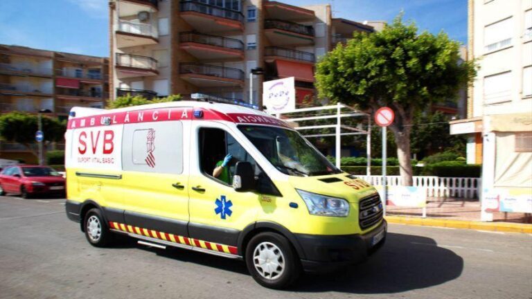 Herido un hombre atravesado por un hierro tras caer encima de un vallado en Torrevieja
