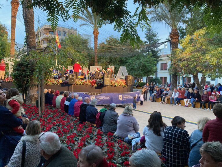 CIENTOS DE PERSONAS CELEBRAN LA NAVIDAD CON EL CONCIERTO DE VILLANCICOS EN LA PLAZA DE LA CONSTITUCIÓN