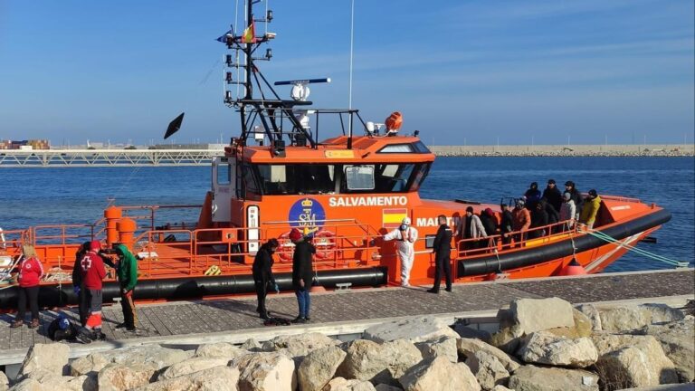 Avistada una patera con 13 personas a bordo en aguas de Torrevieja