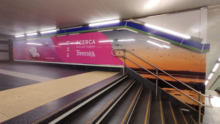 LA ESTACIÓN DE METRO DE GRAN VÍA SE “VISTE” DE IMÁGENES TURÍSTICAS DE TORREVIEJA