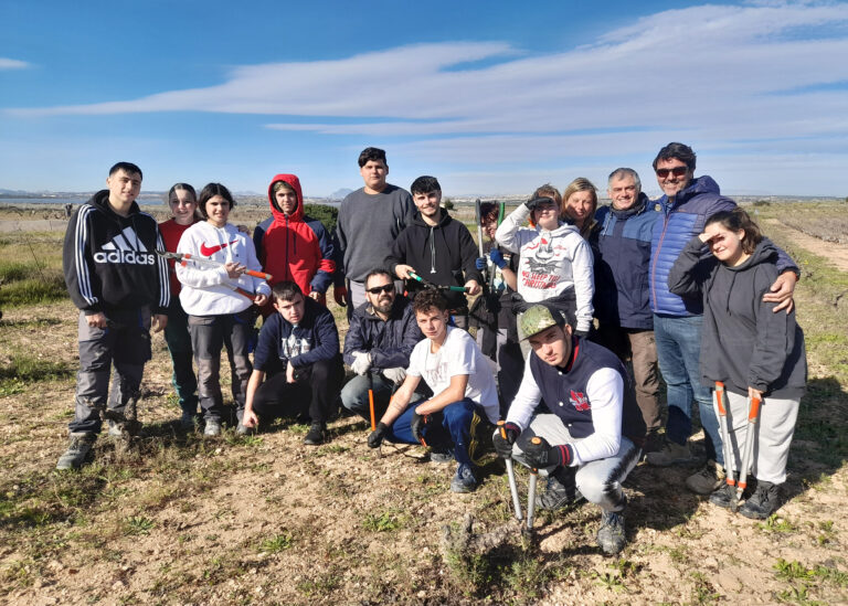 Ars Creatio y el IES Mare Nostrum ofrecen alternativas educativas con la recuperación de los tradicionales viñedos de La Mata: un futuro para nuestro alumnado y para nuestros viñedos