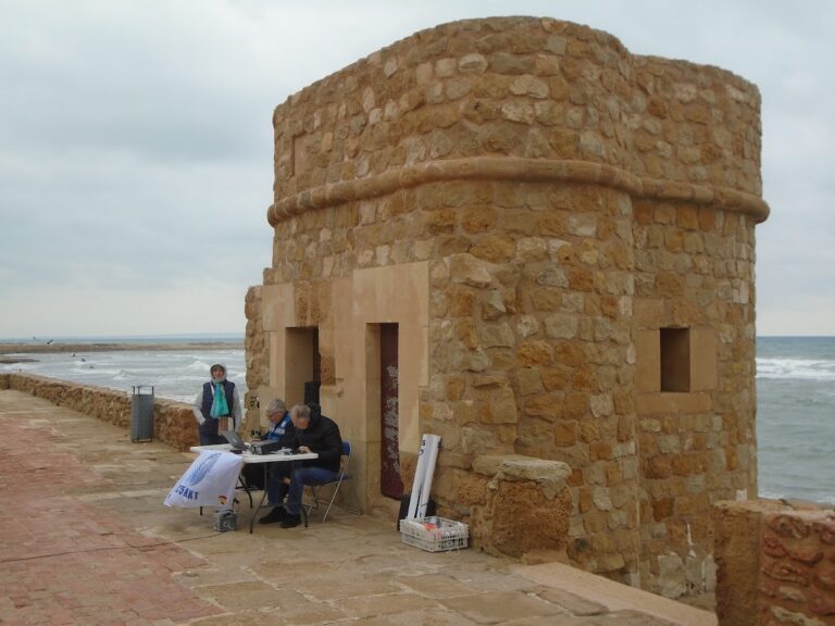LOS RADIOAFICIONADOS DE TORREVIEJA SE DIERON CITA EN LA TORRE DEL EMBARCADERO DE LA MATA “ACTIVANDO” Y DANDO A CONOCER EL PATRIMONIO HISTÓRICO DE TORREVIEJA