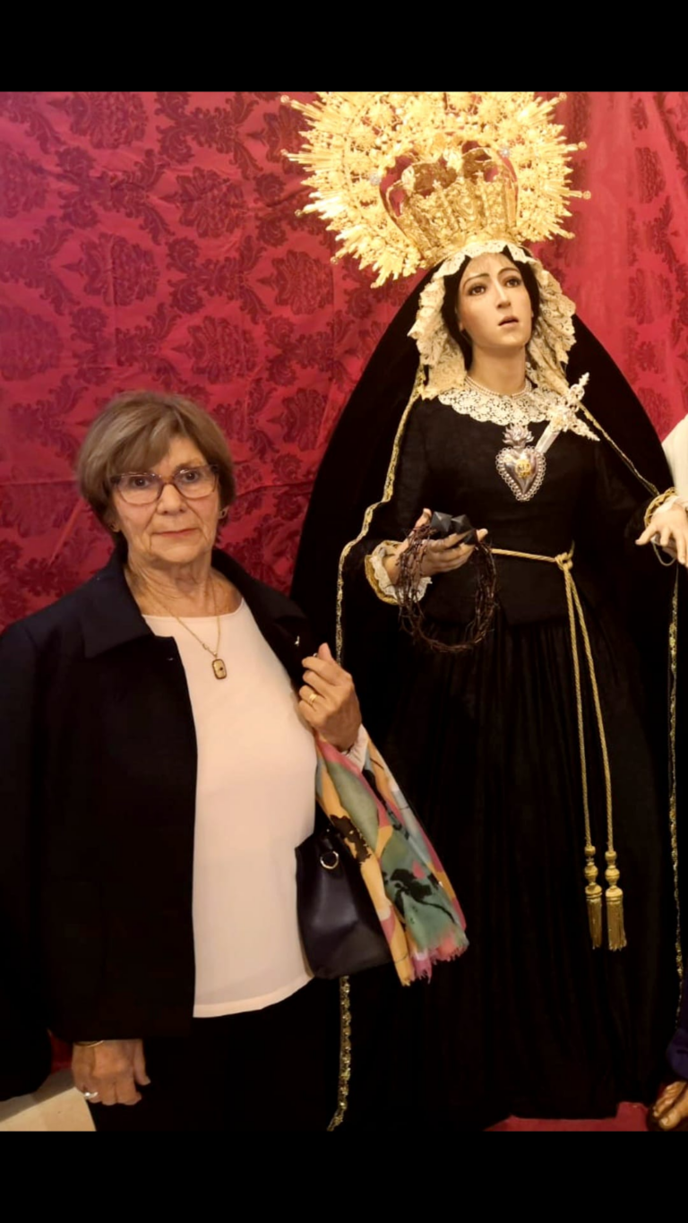 LA JUNTA MAYOR DE COFRADÍAS CONCEDE SU «CAPIROTE DE ORO» A MERCEDES MATEO