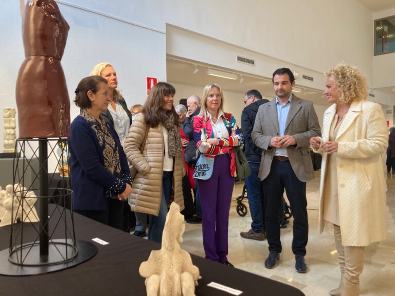 INAUGURADA LA EXPOSICIÓN DE CERÁMICA EN EL CENTRO CULTURAL VIRGEN DEL CARMEN, CON MÁS DE 300 PIEZAS HECHAS A MANO