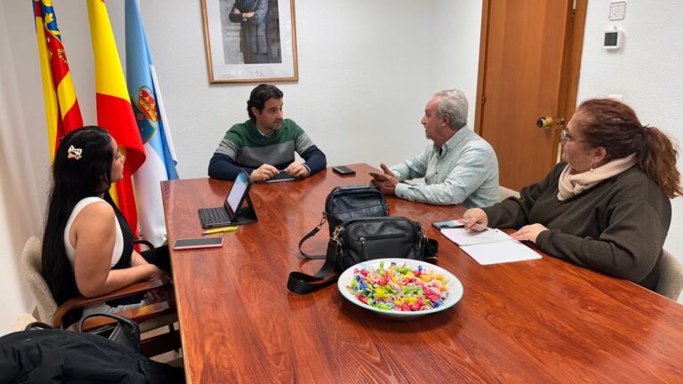 EL ALCALDE Y LA CONCEJAL DE ONG´S Y VOLUNTARIADO SE REÚNEN CON LOS REPRESENTANTES DE LA ASOCIACIÓN ADENIS