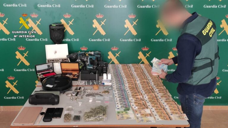 Cae un punto de venta de drogas en Torrevieja que operaba junto a una academia escolar