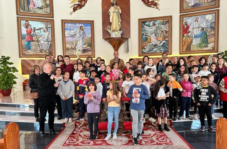 EL VÍA CRUCIS DE LOS NIÑOS DE CATEQUESIS EN LA PARROQUIA DEL SAGRADO CORAZÓN  ANUNCIA LA CERCANÍA DE LA SEMANA SANTA