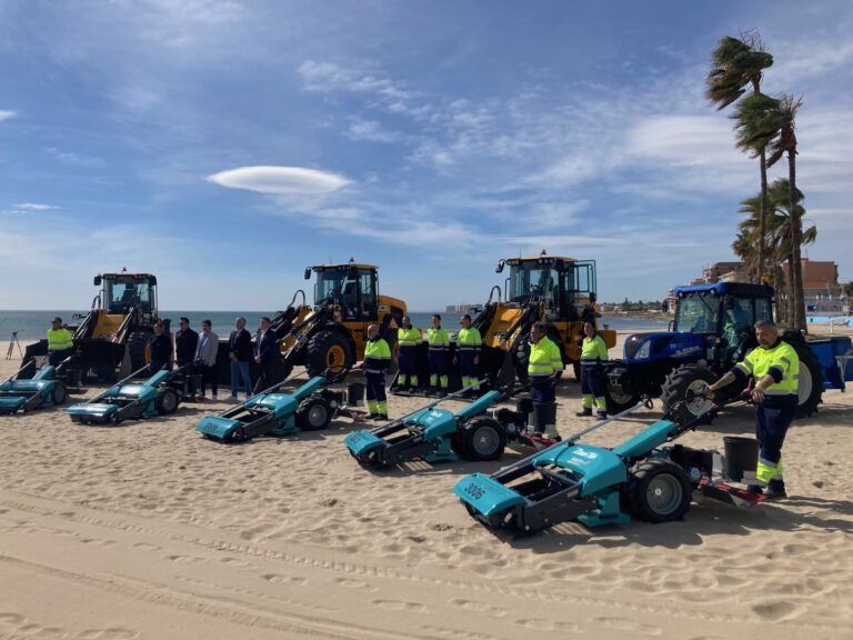 PRESENTADOS LOS NUEVOS VEHÍCULOS Y LA MAQUINARIA DEL SERVICIO DE LIMPIEZA DE PLAYAS