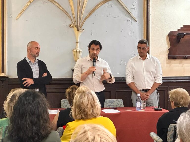firma de un nuevo contrato electoral con los representantes de las entidades culturales de Torrevieja por parte del candidato Eduardo Dolón