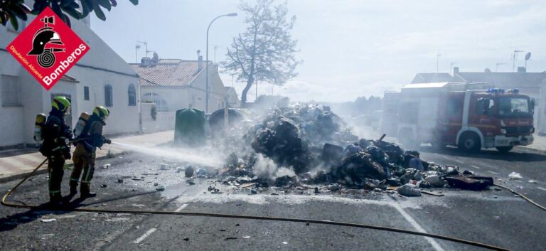 Arde un camión de residuos en la Urbanización «La siesta»