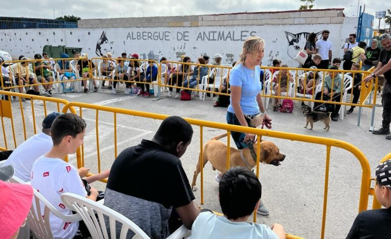 EL ALBERGUE MUNICIPAL DE ANIMALES FOMENTA LAS ADOPCIONES CON VISITAS DE ESCOLARES