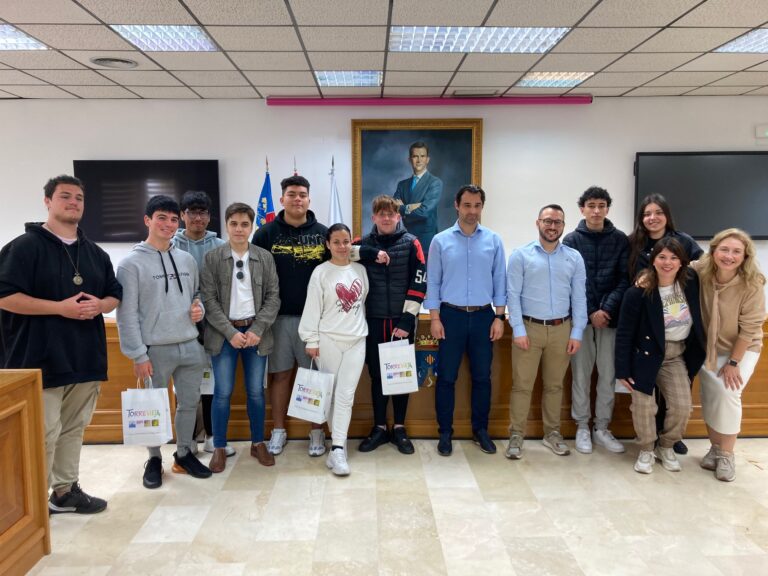 EL PROGRAMA JOVEN OPORTUNIDAD “JOOP” DE TORREVIEJA, VISITA LAS INSTALACIONES MUNICIPALES