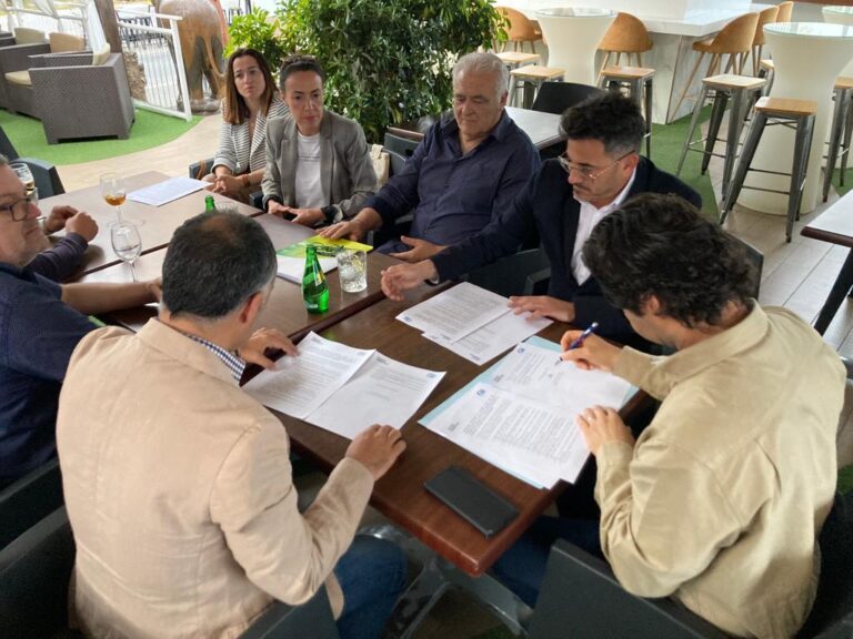 NUEVO CONTRATO ELECTORAL DE EDUARDO DOLON CON LOS REPRESENTANTES DE  LA ASOCACIÓN DE PEQUEÑOS Y MEDIANOS COMERCIANTES (APYMECO) Y LA ASOCIACIÓN DE HOSTELERÍA DE TORREVIEJA Y COMARCA (AEHTC)