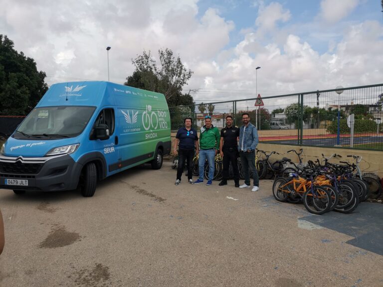 LA CONCEJALÍA DE TRÁFICO ENTREGA 60 BICICLETAS A LA ASOCIACIÓN “BICIS PARA LA VIDA”