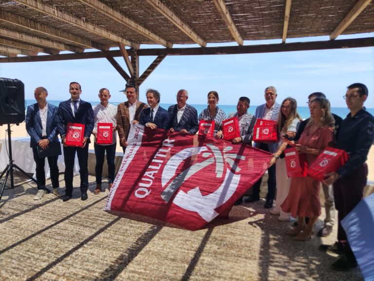 TORREVIEJA RENUEVA SUS 6 BANDERAS QUALITUR, QUE CERTIFICAN LA CALIDAD Y LA LIMPIEZA DE LAS AGUAS Y LAS ARENAS DE SUS PLAYAS, ASÍ COMO LOS SERVICIOS HIGIÉNICOS Y ZONAS DE ESPARCIMIENTO Y OCIO