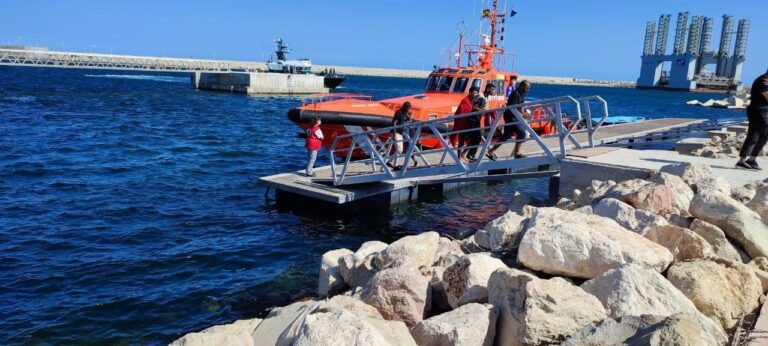 Rescatan a 14 personas flotando en el mar al volcar su patera frente a la costa de Torrevieja