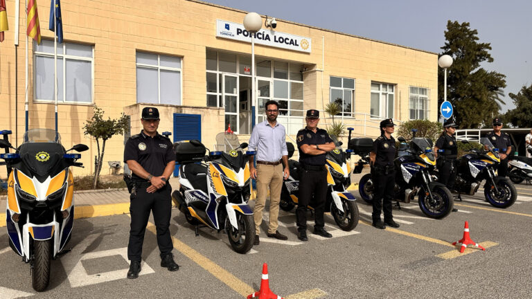 PRESENTADAS LAS 13 MOTOCICLETAS QUE ENTRAN A FORMAR PARTE DEL PARQUE MÓVIL DEL AYUNTAMIENTO DE TORREVIEJA
