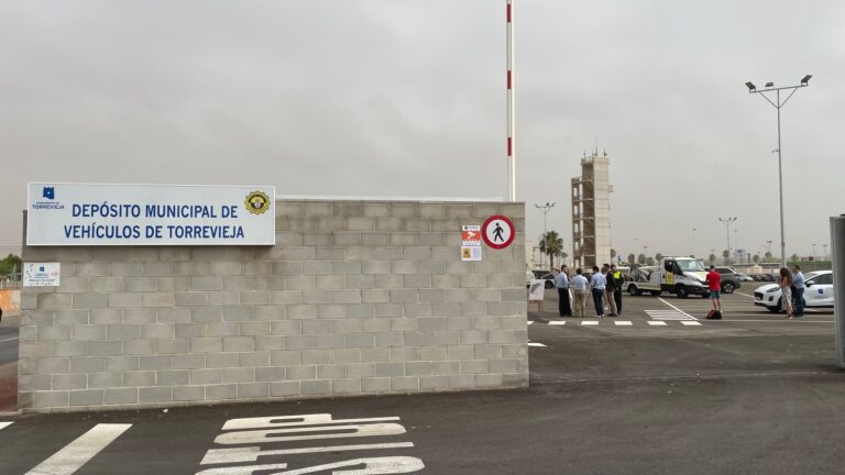 EL ALCALDE VISITA EL NUEVO DEPÓSITO MUNICIPAL DE VEHÍCULOS DE TORREVIEJA