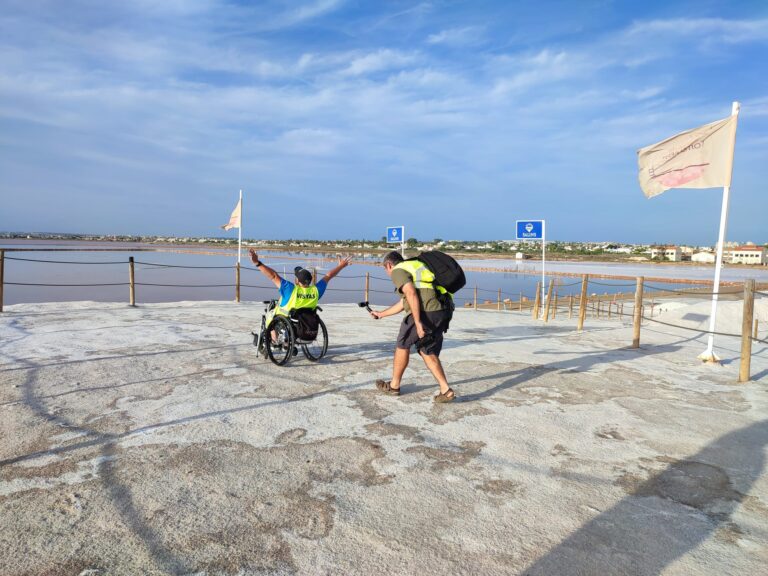 EL BLOGUERO MIGUEL NONAY, FUNDADOR DEL BLOG VIAJEROSSINLIMITE, PARTICIPA EN UNA VISITA GUIADA A LAS SALINAS DE TORREVIEJA