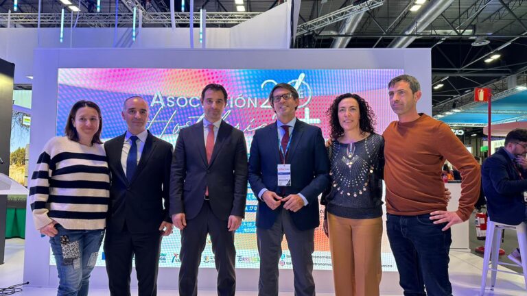 LA ASOCIACIÓN DE EMPRESAS DE HOSTELERÍA DE TORREVIEJA Y COMARCA PRESENTA EN FITUR EL CALENDARIO GASTRONÓMICO 2024