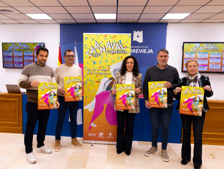 TORREVIEJA SE VISTE DE CARNAVAL PARA VOLVER A SACAR A LA CALLE SUS MEJORES SONRISAS, MÚSICA, DISFRACES, COLOR Y BAILE