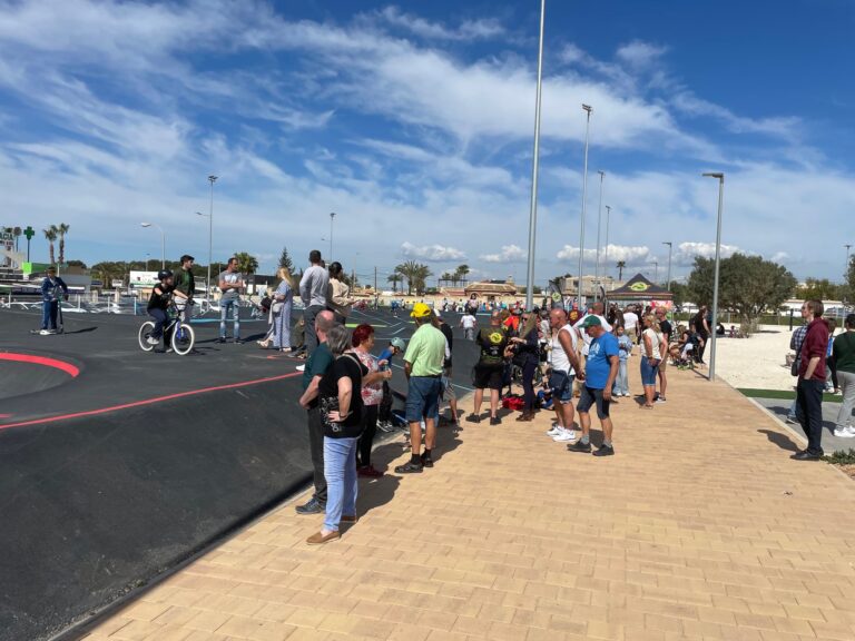 GRAN AFLUENCIA DE PÚBLICO EN LA INAUGURACIÓN DEL NUEVO PARQUE DE LA SIESTA