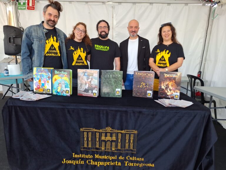 LA ASOCIACIÓN LA ESQUINA AMARILLA DONA 56 MANUALES DE ROL A LA BIBLIOTECA MUNICIPAL “CARMEN JALÓN”