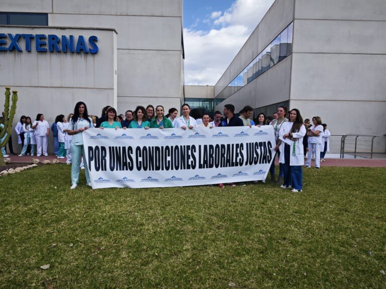 Concentraciones del personal sanitario a las puertas de los centros de salud y hospital de Torrevieja