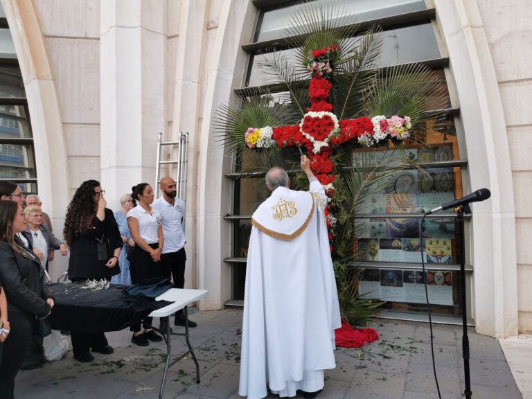 SE RECUPERA UNA TRADICIÓN CON LA OFRENDA A LA CRUZ DE MAYO EN EL SAGRADO CORAZÓN