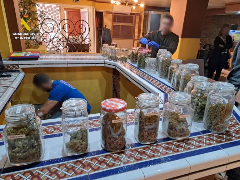 LA GUARDIA CIVIL DESMANTELA UNA ASOCIACIÓN DE CANNABIS EN TORREVIEJA Y DETIENE A 3 PERSONAS