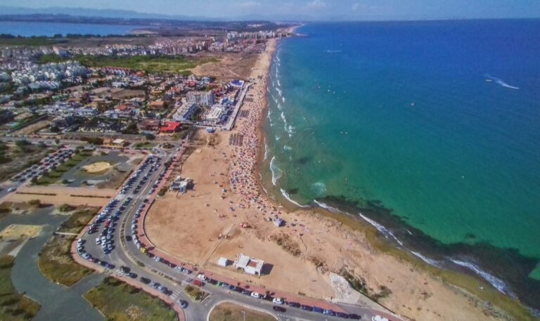 TORREVIEJA RENUEVA LAS SEIS BANDERAS AZULES DE SUS PLAYAS