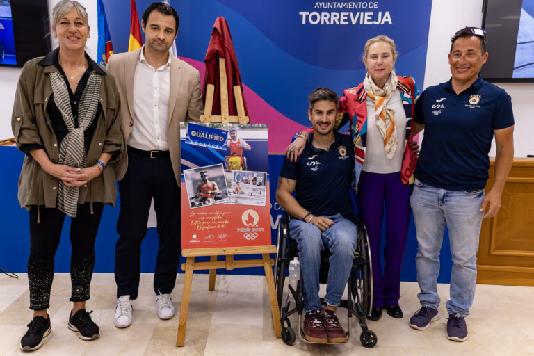 EL ALCALDE RECIBE EN EL AYUNTAMIENTO AL REMERO TORREVEJENSE JAVIER GARCÍA, CLASIFICADO PARA LOS JUEGOS PARAOLÍMPICOS DE PARÍS 2024