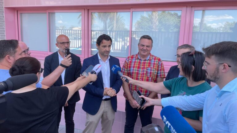 EL ALCALDE DE TORREVIEJA Y EL CONSELLER DE EDUCACIÓN VISITAN EL COLEGIO PÚBLICO AMANECER
