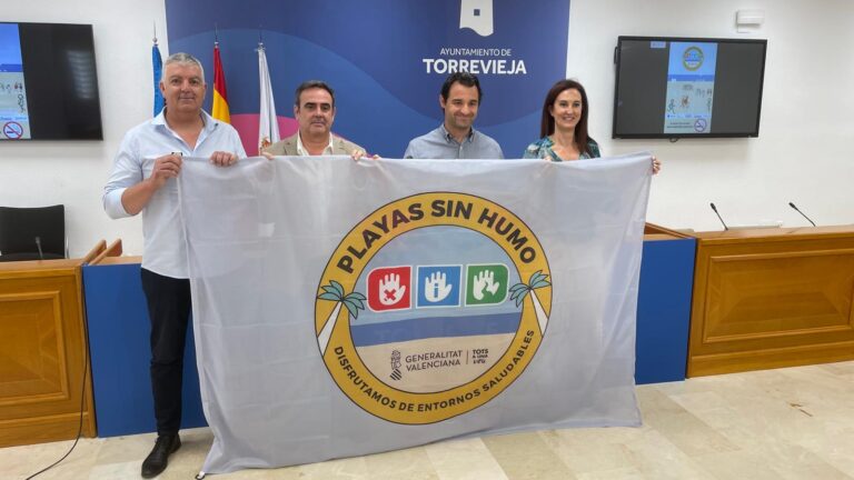 TORREVIEJA CONTARÁ POR PRIMERA VEZ CON LA BANDERA DE PLAYAS SIN HUMOS
