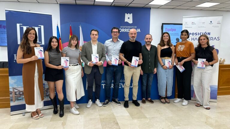 ESTUDIANTES DEL MÁSTER COMINCREA DE LA UA Y LA SEDE UNIVERSITARIA DE TORREVIEJA ORGANIZAN LA EXPOSICIÓN “ENTRE LAS OLAS TATUADAS”