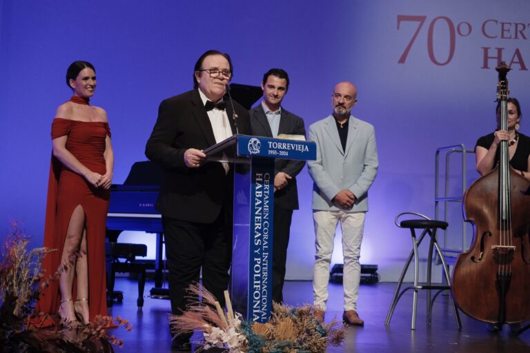 La exhibición de los coros torrevejenses,  testimonio vivo del 70 aniversario del Certamen