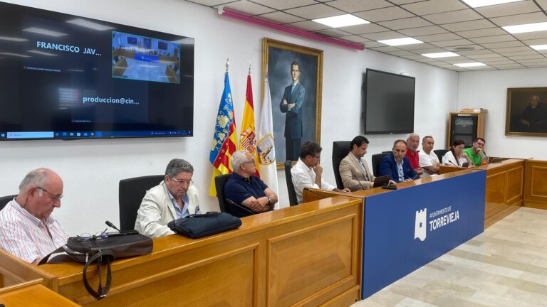 REUNIDO EL GRUPO DE TRABAJO “LAGUNA ROSA”, CREADO PARA EL ESTUDIO Y DESARROLLO DE UN CENTRO DE TALASOTERAPIA EN EL ENTORNO DE LA DE LAS SALINAS DE TORREVIEJA