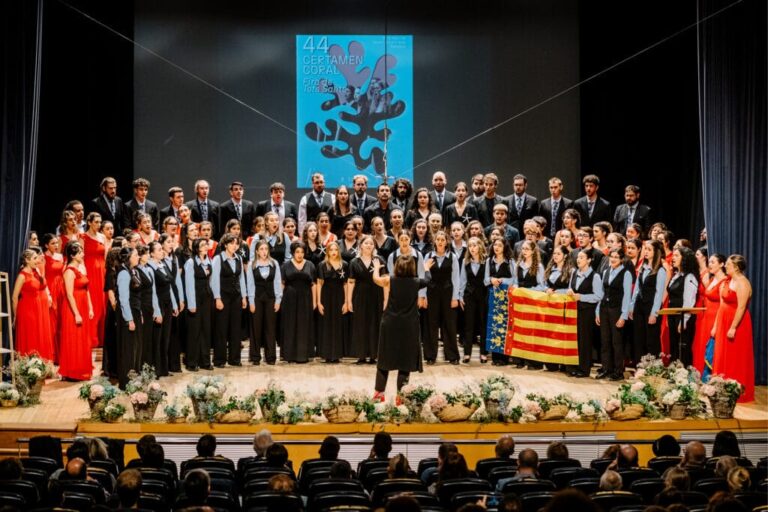 EL CORO SINFONÍA DE LA ESCUELA CORAL MUNICIPAL DE TORREVIEJA SE ALZA CON EL TERCER PREMIO EN EL 44º CERTAMEN CORAL FIRA DE TOTS SANTS DE COCENTAINA