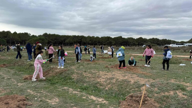FINALIZA LA PLANTACIÓN DE ESPECIES AUTÓCTONAS EN EL PARQUE NATURAL CON MOTIVO DEL DÍA DEL ÁRBOL 2025