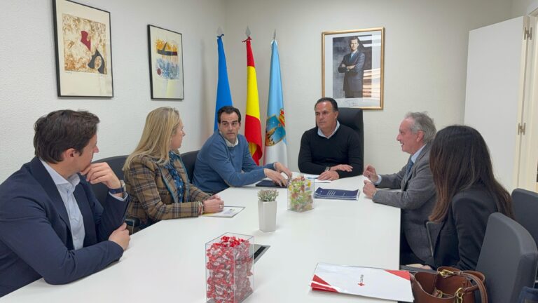 EL AYUNTAMIENTO DE TORREVIEJA, AGAMED Y CRUZ ROJA FIRMAN LA SEGUNDA FASE DEL PROGRAMA «OLA»