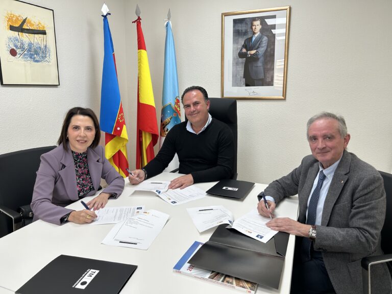 EL AYUNTAMIENTO DE TORREVIEJA, TM GRUPO INMOBILIARIO Y CRUZ ROJA FIRMAN UN CONVENIO PARA PREVENIR LA EXCLUSIÓN RESIDENCIAL