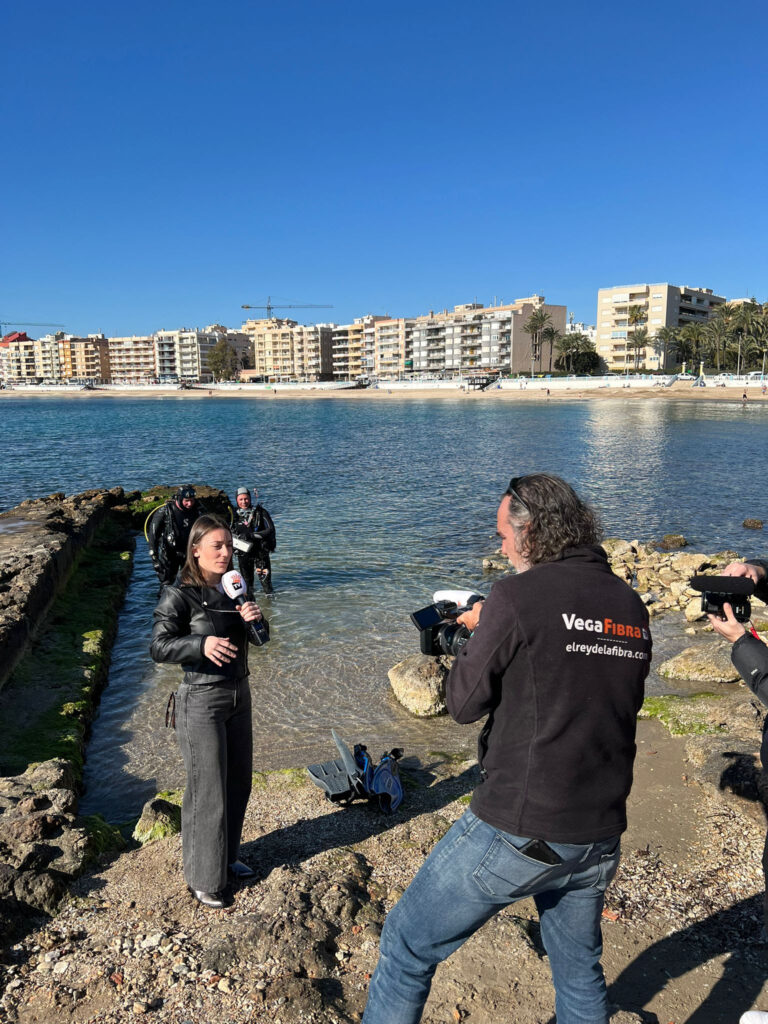 Un grupo de submarinistas encuentra una misteriosa caja blanca en Torrevieja durante una grabación