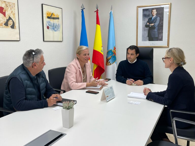 EL ALCALDE DE TORREVIEJA, EDUARDO DOLÓN, SE REÚNE CON LA CONSEJERA DE LA EMBAJADA DE UCRANIA EN ESPAÑA, VALERIA NASTASHENKO