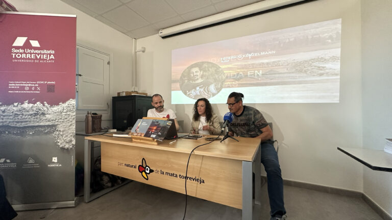 LA SEDE DE LA UNIVERSIDAD DE ALICANTE EN TORREVIEJA PÚBLICA EL LIBRO “ENTRE FLAMENCOS”