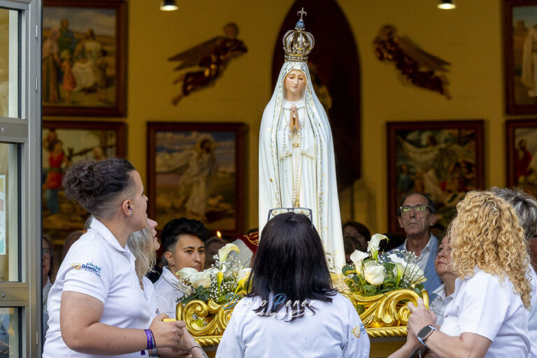 LA PARROQUIA DEL SAGRADO CORAZÓN CELEBRA CON FERVOR EL PRIMER ANIVERSARIO DE LA LLEGADA DE LA VIRGEN DE FÁTIMA A TORREVIEJA