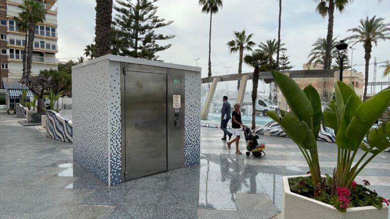 TORREVIEJA ADJUDICA EL CONTRATO DE LIMPIEZA Y MANTENIMIENTO DE ASEOS EN LAS PLAYAS POR 947.286 EUROS PARA LOS PRÓXIMOS CUATRO AÑOS